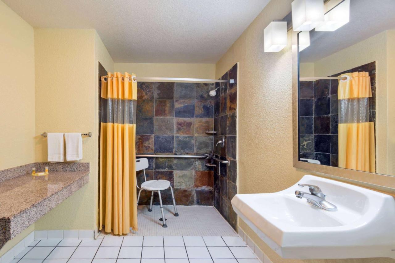 Days Inn By Wyndham Near Seaworld Σαν Αντόνιο Εξωτερικό φωτογραφία