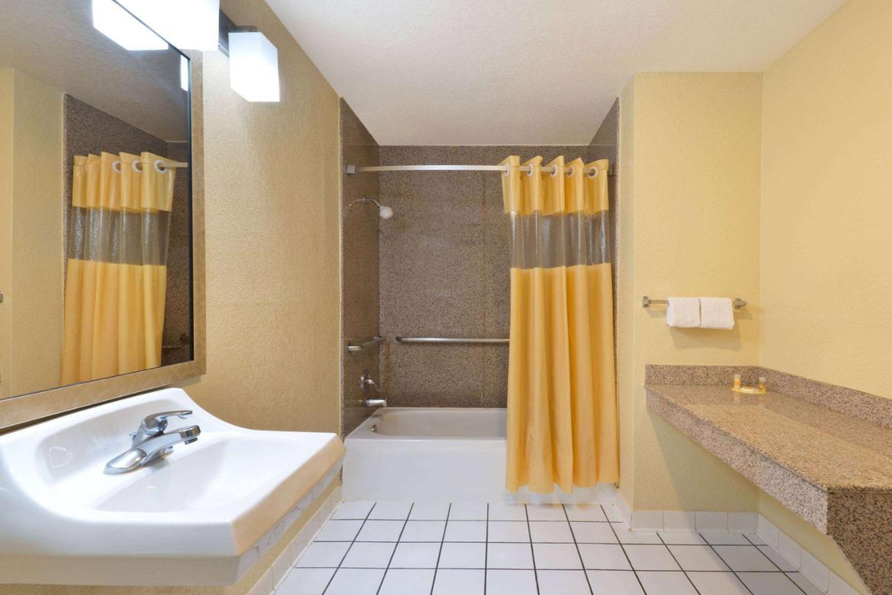 Days Inn By Wyndham Near Seaworld Σαν Αντόνιο Εξωτερικό φωτογραφία