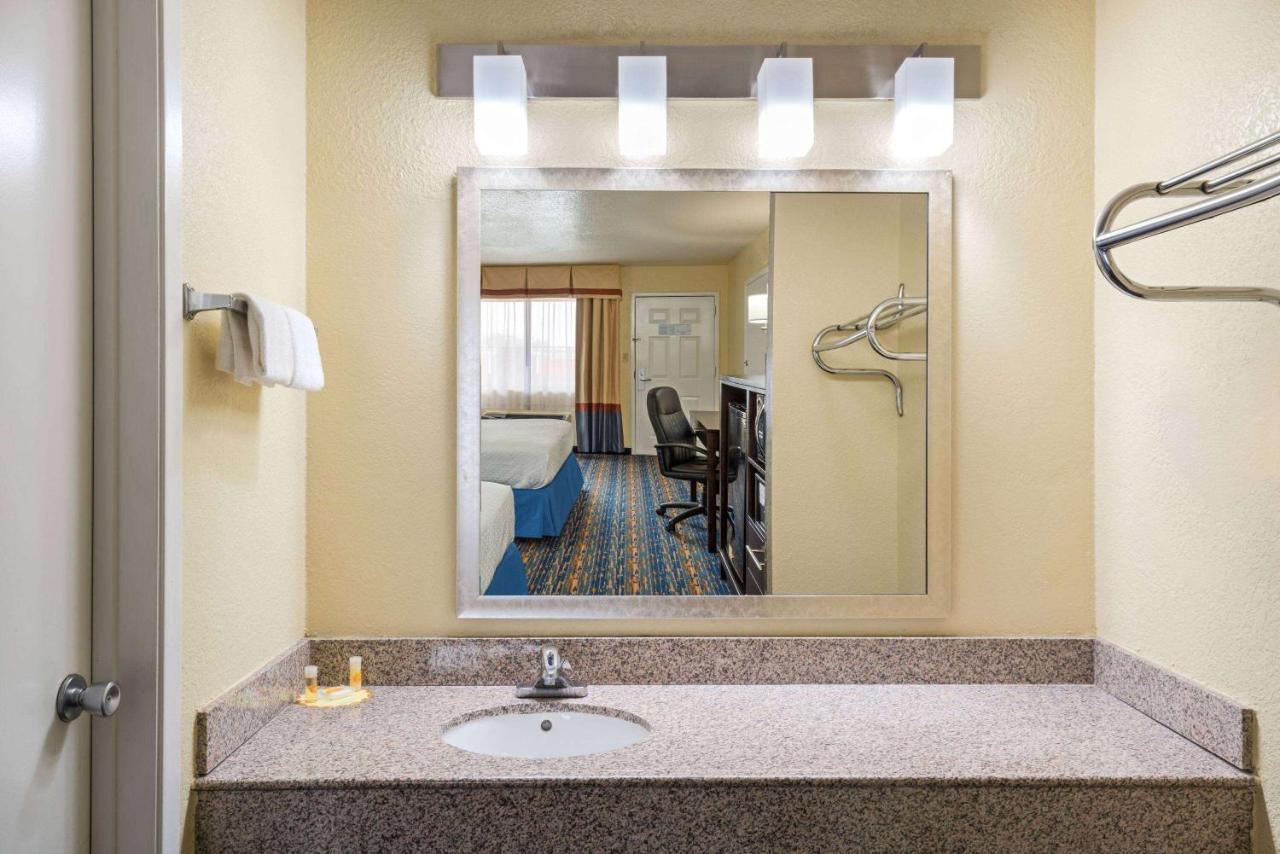 Days Inn By Wyndham Near Seaworld Σαν Αντόνιο Εξωτερικό φωτογραφία