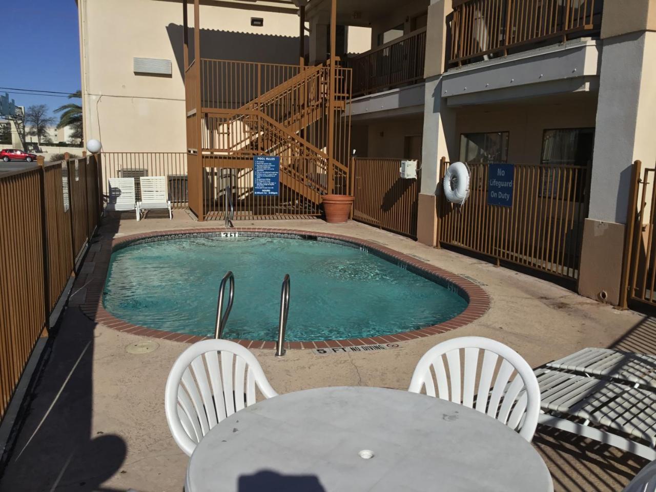 Days Inn By Wyndham Near Seaworld Σαν Αντόνιο Εξωτερικό φωτογραφία
